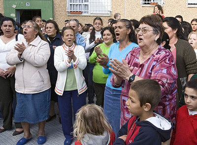 Los vecinos de El Torrejón se concentraron ayer en la plaza del barrio para reclamar justicia.