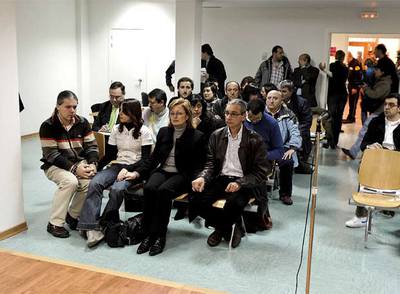 Los padres de Enaitz, Antonio y Rosa, acompañados de su hija y del hermano de Antonio, durante el juicio del pasado enero en Haro.