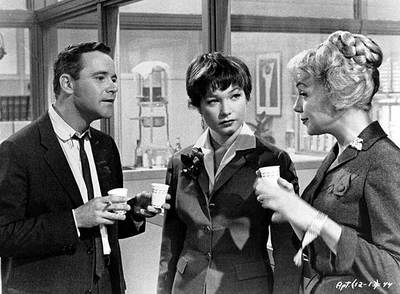 Jack Lemmon y Shirley McLaine (en el centro), en una imagen de  El apartamento. 