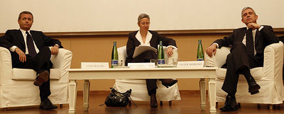 El director de  La Repubblica,  Ezio Mauro, y el director de EL PAÍS, Javier Moreno, durante el debate moderado por Rosa Massagué.