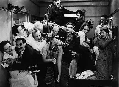 Fotograma de la secuencia del camarote en  Una noche en la ópera,  protagonizada por los hermanos Marx.