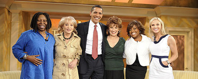De izquierda a derecha, Whoopie Goldberg, Barbara Walters, Barak Obama, Joy Behar, Sherri Shepherd y Elisabeth Hasselbeck, en  The View .