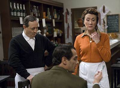 La actriz Marta Fernández Muro interpretando a Enriqueta en una escena de  Amar en tiempos revueltos .