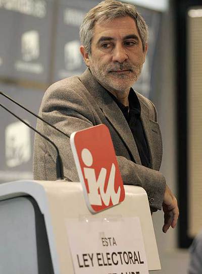 Llamazares, antes de intervenir ayer en la presidencia de IU.