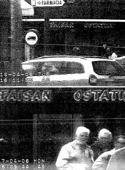 Imágenes de la vigilancia policial sobre el bar Faisán en abril de 2006. En la foto superior puede verse al propietario, Joseba Elosua (de blanco).