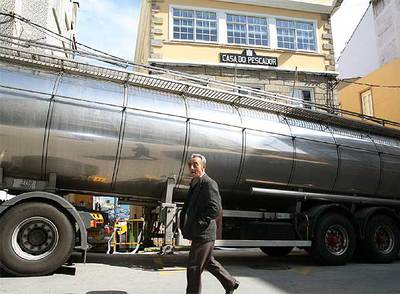 La contaminación del agua obliga a Malpica a abastecerse por camiones