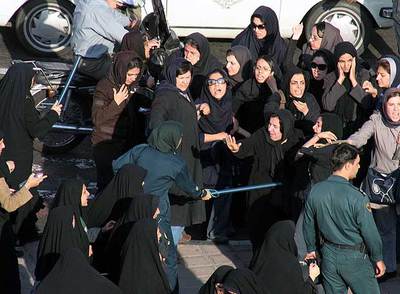 La policía interviene contra un grupo de mujeres durante una manifestación por la igualdad en Teherán (Irán) en 2006.