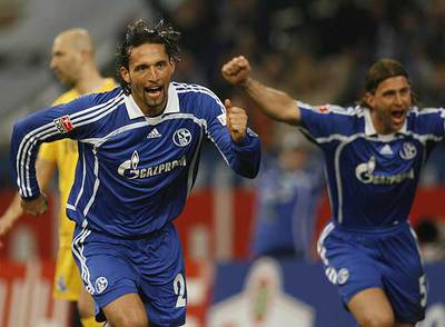 Kuranyi, a la izquierda, festeja un gol del Schalke.