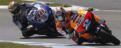 Dani Pedrosa adelanta a Jorge Lorenzo, que finalmente fue tercero, al comienzo de la carrera de MotoGP.