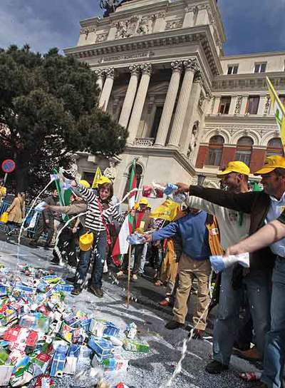 Manifestantes protestan el viernes contra los precios lácteos.