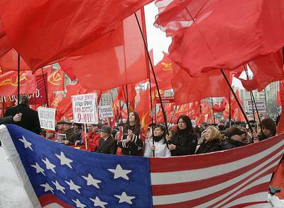 Cientos de ucranios se manifiestan en Kiev contra la OTAN y contra la visita de George W. Bush a la capital.