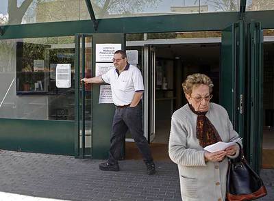 Dos personas salen de uno de los 350 centros de atención primaria que ayer estaban en huelga en la región.