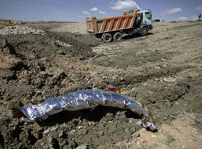 Manta metálica que cubrió el cadáver de Mario Dechov en el accidente de Velilla.