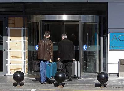 Entrada del hotel AC Feria, que fue asaltado a mazazos el pasado sábado.