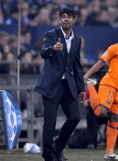Rijkaard da instrucciones durante el partido contra el Schalke.