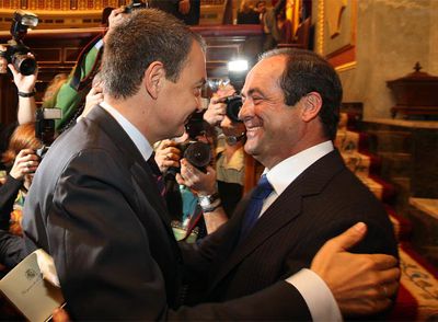El jefe del Ejecutivo, José Luis Rodríguez Zapatero, felicita a José Bono en el hemiciclo tras ser elegido éste presidente del Congreso.