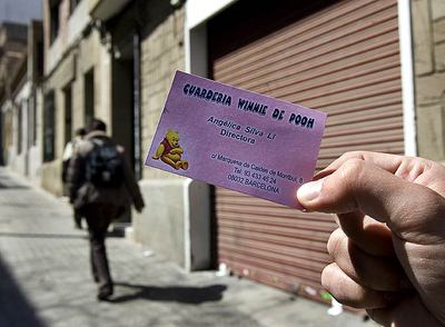 Tarjeta de la directora de la ludoteca en la que anuncia su centro como guardería.