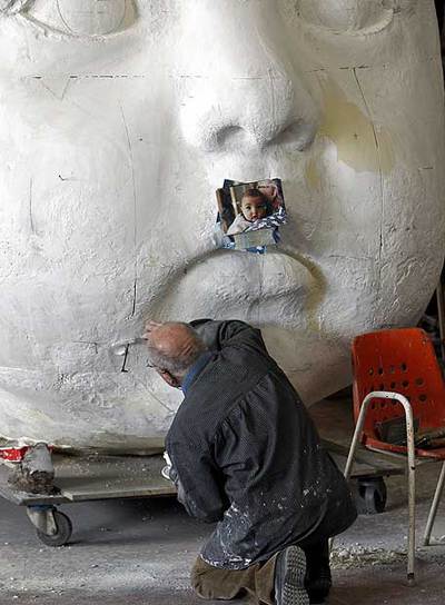 Antonio López, trabajando sobre la escultura que reproduce el rostro de su nieta.