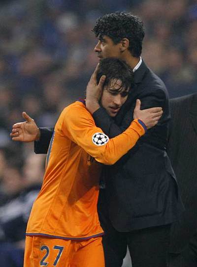 Rijkaard abraza a Bojan tras sustituirle ante el Schalke.