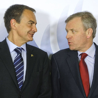 Zapatero charla con el secretario general de la OTAN, Jaap de Hoop Scheffer, ayer en Bucarest.