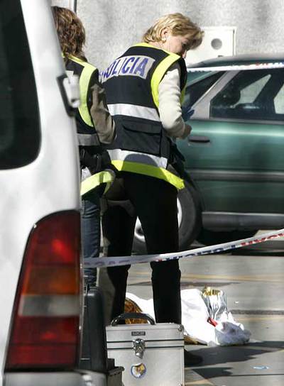 Dos mujeres policías, junto al cadáver de María Eugenia Bravo.