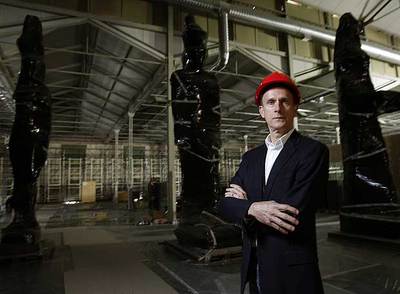 Frank Goddio en el montaje de la exposición de los  Tesoros Sumergidos de Egipto  en el antiguo Matadero de Legazpi.