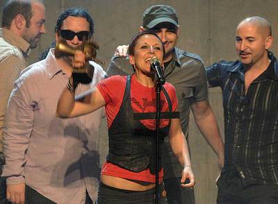 La Mari, rodeada por los integrantes de su grupo Chambao, celebra su galardón al mejor Álbum de Fusión.