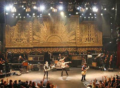 Fotograma de  Shine a light , con The Rolling Stones en concierto en el teatro Beacon.