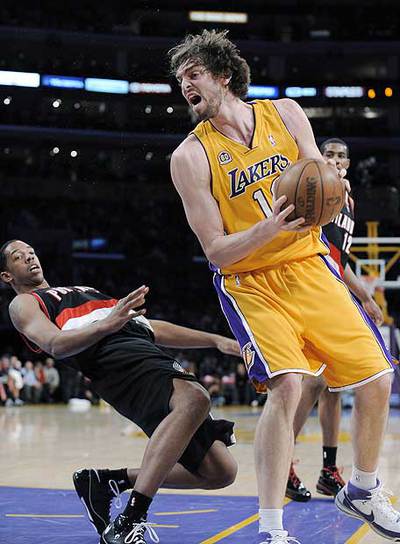 Gasol intenta zafarse del marcaje de Frye en el partido ante Portland.