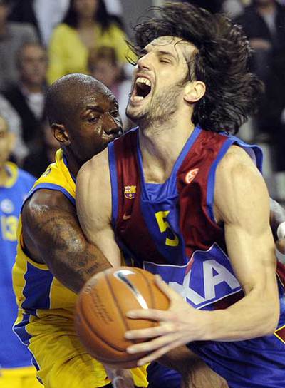 Basile penetra ante el marcaje de Cummings.