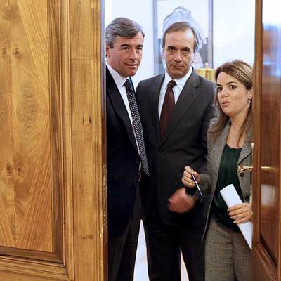 Ángel Acebes, José Antonio Alonso y Soraya Sáenz de Santamaría, durante la reunión en el Congreso.