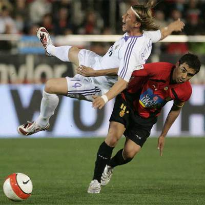 Guti sufre una entrada de Ibagaza.