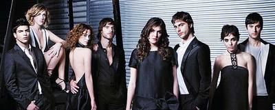 Jóvenes, guapos y pendientes de una cita