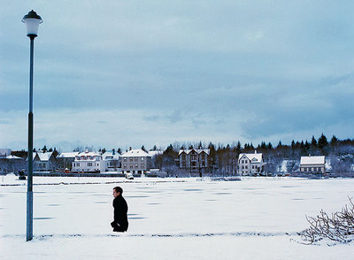 En la imagen caminantes en Tjornin Park, en Reikiavik.