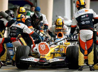 Fernando Alonso, durante una de sus paradas en  boxes  ayer en Bahrein.