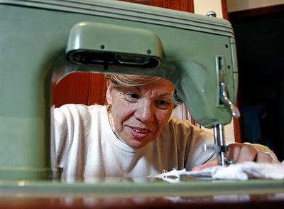 Mari Carmen Borreguero cose en la máquina que heredó de su madre, la que su hija ya no sabe utilizar. 