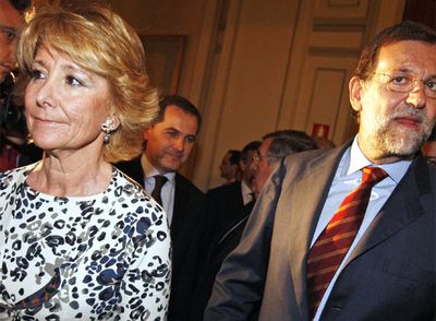Esperanza Aguirre, seguida de Mariano Rajoy, a su llegada al  Foro Abc. 