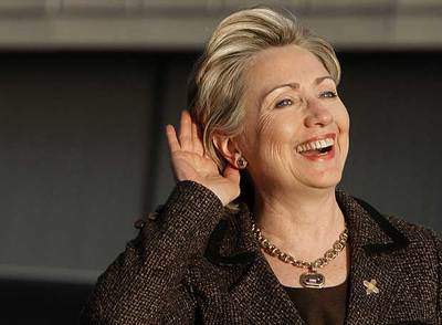 Hillary Clinton gesticula ante los periodistas que le preguntan por Penn, el domingo en Alburquerque.