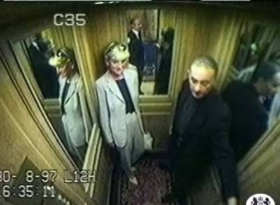 Diana de Gales y Dodi al Fayed, horas antes de morir, en una imagen de cámara de seguridad de un hotel parisiense.