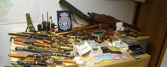 El arsenal de armas incautado a los dos detenidos en el distrito de Latina.