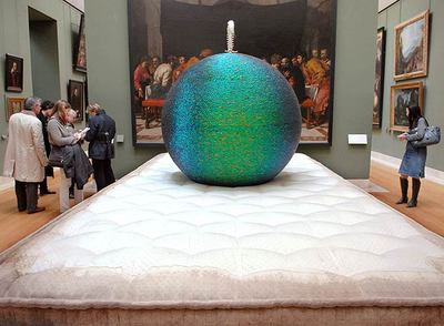  Escarabajo pelotero  (2001).  Jan Fabre instala colchones viejos en el Louvre.