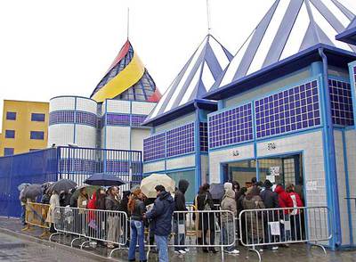 Varios inmigrantes hacen cola, hace unas semanas, junto a la puerta del Centro de Internamiento de Extranjeros.