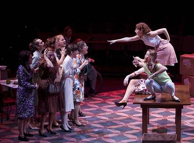 Las actrices de la obra  Las cuñadas , durante un ensayo de la obra.