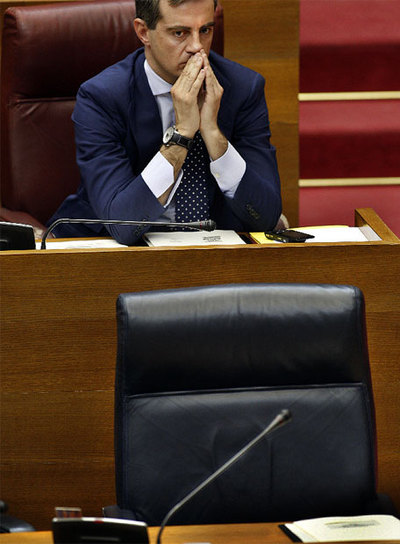 Ricado Costa, tras el escaño vacío del presidente Camps, ayer, en las Cortes.