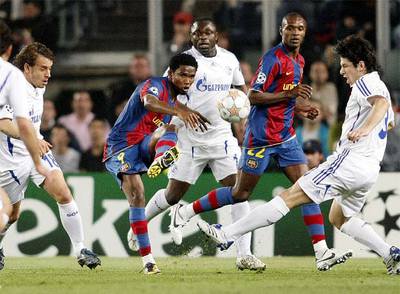 Eto'o, con Abidal a su lado, remata  entre varios rivales.