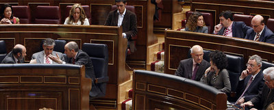 A la izquierda, los socialistas Rubalcaba y Jáuregui dialogan con el peneuvista Erkoreka. A la derecha, Josep Antoni Duran (CiU) charla con la ministra Mercedes Cabrera.