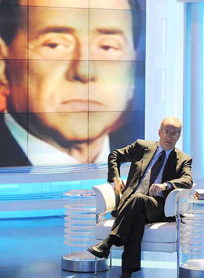 El líder del Partido Democrático, Walter Veltroni, en un programa de la televisión pública italiana. Detrás, la imagenrnde Silvio Berlusconi.
