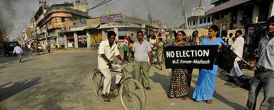 Un grupo de activistas de una etnia minoritaria se manifiesta contra las elecciones en Janakpur, al este.