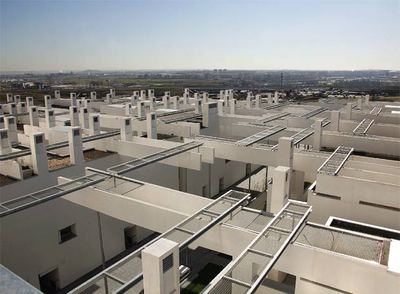 Panorámica de Madrid desde los tejados del bloque de viviendas protegidas diseñadas por Thom Mayne en el Ensanche de Carabanchel.
