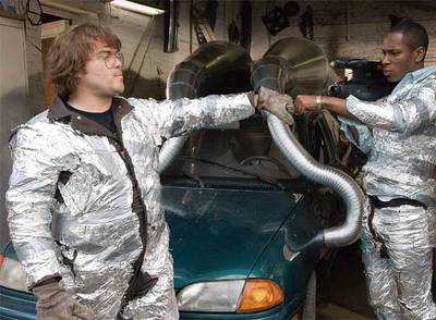 Jack Black (izquierda) y Mos Def imitan a los protagonistas de  Los cazafantasmas  en  Rebobinen, por favor. 